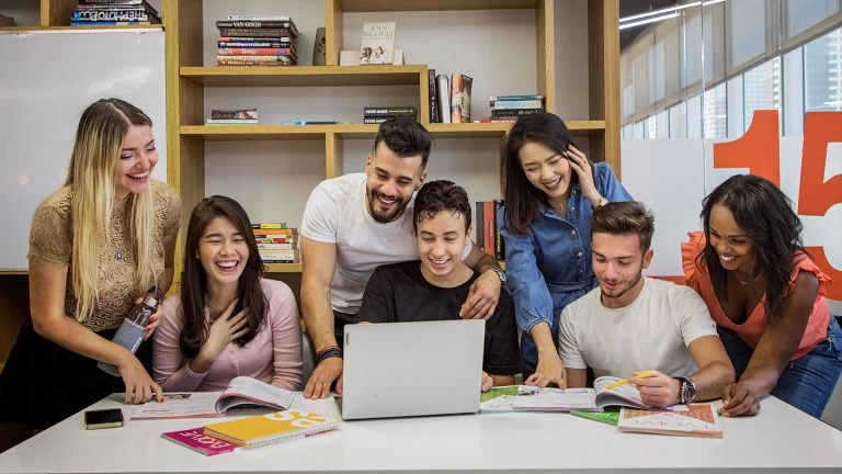 留学生、ドバイで英語を学ぶ、英語学校