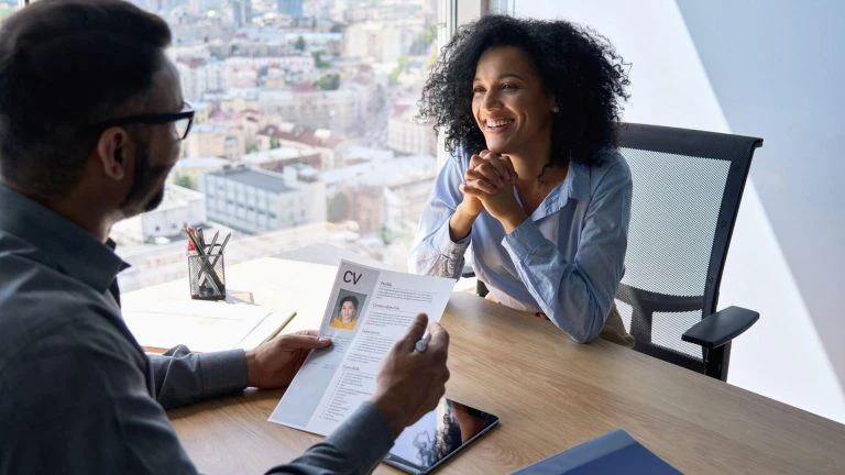 مهارت های انگلیسی زبان یاد بگیرند به صحبت می کنند مدارس انگلیسی انگلیسی در دبی